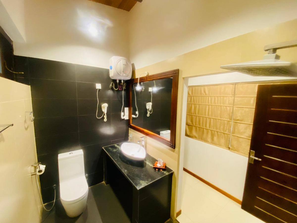 Saru Blue Sapphire Hotel Udawalawe Eksteriør bilde